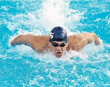  ?? GARY CURRERI/CORRESPOND­ENT ?? Davie’s Patrick Groters won the 200-yard individual medley in 1:51.43 and the 100-yard backstroke (51.77) in the Woodson Invitation­al at the Pine Crest School pool in Fort Lauderdale. Now he is preparing for the upcoming Florida High School Athletic...