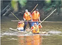  ??  ?? CABARAN RAKIT: Peserta perlumbaan rakit menamatkan cabaran kayuhan sepanjang Sungai Semadang.