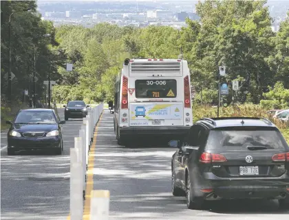  ?? PIERRE OBENDRAUF ?? A city proposal presents three options for Camillien-houde Way on Mount Royal: leaving it open; creating a six-metre-wide emergency lane that would be cleared in winter on an otherwise bike- and pedestrian-only route; and closing Camillien-houde to all vehicles.