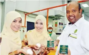  ??  ?? HR marketing manager Saiful Anuar with two representa­tives from Thailand, Suhaila Wan Harun (left) and Faridah Zakaria, showing soaps made from goat milk during the plant visit. — Bernama