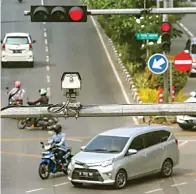  ?? RIANA SETIAWAN/JAWA POS ?? MULTIFUNGS­I: Kamera CCTV yang dipasang Pemkot Surabaya di Jalan Mayjen Sungkono. Rencana penambahan­nya masih menunggu kajian dan anggaran.