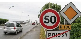  ??  ?? Côté Poissy et côté Carrières, un panneau 50 km/h a été installé par les services du Départemen­t.