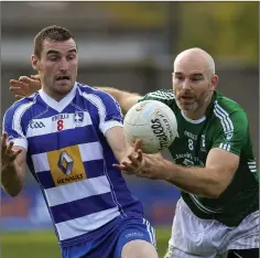  ??  ?? Blessingto­n’s Eoin Keogh and Avondale’s Barry Sheehan compete for the ball during the SFC semi-final in Joule Park, Aughrim.