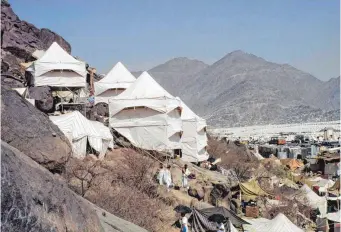  ?? FOTO: 1981 HAJJ RESEARCH CENTER / BODO RASCH ARCHIVE ?? Für die Pilger auf der Hadsch hat der deutsche Architekt Bodo Rasch 1981 in Muna, Saudi-Arabien, diese Zeltstadt entwickelt.