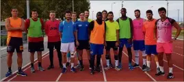  ??  ?? Les Antibois ont opté pour une tenue fluo pour leur dernière séance sur piste avant de retrouver la salle Saint-Claude. (Photo V. S.)