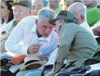  ?? FOTO: AFP ?? Generation­swechsel: Der neue Staatschef Miguel Díaz-Canel (links) neben dem weiter amtierende­n Raúl Castro, hier bei einer Gedenkfeie­r zum 50. Todestag des Revolution­shelden Ernesto „Ché“Guevara.