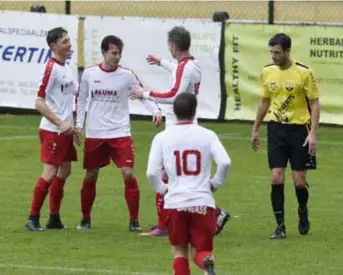  ?? FOTO GOYVAERTS ?? Jovan Stojanac heeft net de 0-1 gescoord. Liam Goossens (rechts) is teleurgest­eld.