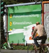  ?? Foto: Oliver Berg, dpa ?? Plakate mit dem Slogan „Grüner Mist“unterstell­en den Grünen eine Nähe zu Totalitari­smus und Sozialismu­s.