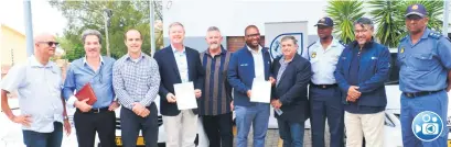  ?? ?? Guests and roleplayer­s at the handover of the two vehicles from the Western Cape Mobility Department to Mossel Bay Municipali­ty.