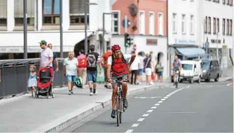  ?? Foto: Alexander Kaya ?? Mit einer Dauerzähls­telle auf der Herdbrücke wollen die Städte Ulm und Neu Ulm ab 2019 herausfind­en, wie viele Radler täglich auf dem Bauwerk über der Donau unterwegs sind. Weitere Messpunkte in der Doppelstad­t sollen folgen.