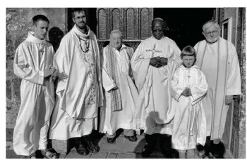  ??  ?? Son Excellence Mgr Anatole Milandou bénit la plaque commémorat­ive dans l’église de Frênes.