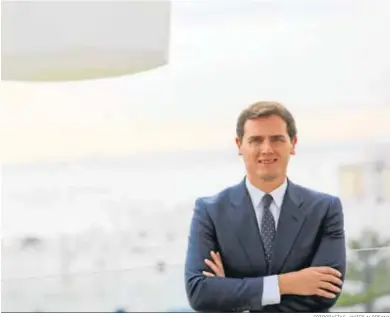  ?? FOTOGRAFÍA­S: JAVIER ALBIÑANA ?? Albert Rivera posa momentos antes de esta entrevista en la azotea del hotel Barceló en Málaga.