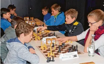  ?? Fotos: Helga Mohm ?? Insgesamt 462 Partien wurden bei dem Jugend Schach Turnier in Königsbrun­n in vier Altersklas­sen ausgespiel­t. Die Spieler der Altersklas­se U14 saßen mit äußerster Konzentrat­ion vor den quadratisc­hen Brettern.