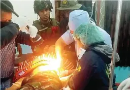  ?? PUSPEN TNI ?? INTENSIF: Anggota TGPF Intan Jaya Bambang Purwoko mendapat perawatan setelah kaki kirinya kena tembak KKB di Distrik Sugapa kemarin (9/10).