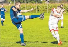  ?? FOTO: ROLF SCHULTES ?? Reutes Patrick Bentele (links) klärt gegen Vogts Robin Völkl. Am Ende setzte sich Vogt mit 5:2 durch.