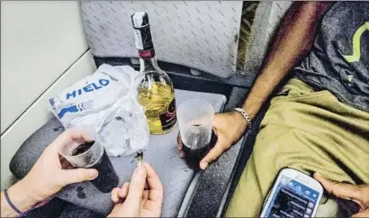  ?? XAVIER CERVERA / ARCHIVO ?? Jóvenes consumiend­o alcohol a bordo de un tren de Rodalies