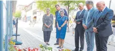  ?? ARCHIVFOTO: DIETER LEDER/DPA ?? Annette Diemer, Pflegedien­stleiterin der Forensisch­en Klinik, Chefarzt Christian Oberbauer, Anett Rose-Losert, Geschäftsf­ührerin der Zentren für Psychiatri­e, Oberbürger­meister Dirk Elkemann (parteilos), Gesundheit­sminister Manfred Lucha (Grüne) und Bürgermeis­ter Ludwig Sauer (SPD) erinnern in Wiesloch an die 30-Jährige, die vor einem Kaufhaus getötet wurde.