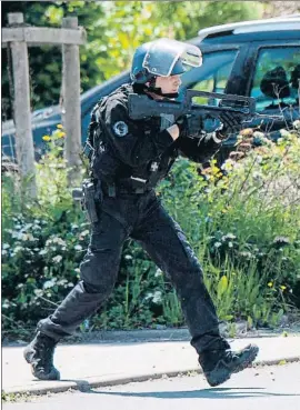  ?? LOIC VENANCE / AFP ?? Un gendarme durant l’operació per trobar l’atacant