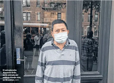  ?? HDFC ?? El salvadoreñ­o Atanacio Ortiz, en la entrada del edificio donde vive, en Brooklyn.