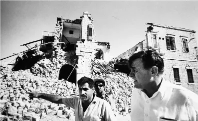  ??  ?? Teddy Kollek Maire de Jérusalem depuis 1965, ce travaillis­te (ici à droite en 1967) a longtemps cru à la réunificat­ion de la ville. Après la guerre de 1967, il laisse le contrôle de l’esplanade des Mosquées aux musulmans. En 1993, il est sèchement battu par le Likoud.