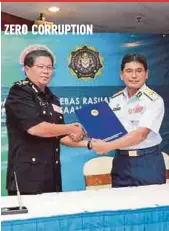  ?? PIC BY SAMADI AHMAD ?? MMEA director-general Admiral Datuk Zulkifli Abu Bakar (right) handing over a corruption-free pledge to MACC deputy chief commission­er (management and profession­alism) Datuk Seri Mohd Jamidan Abdullah in Putrajaya yesterday.