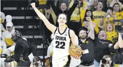  ?? Jeffrey Becker / USA Today Sports ?? La base Caitlin Clark hace un gesto eufórico durante el partido ante West Virginia del pasado lunes.