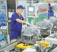  ??  ?? A technician at Shengrui Transmissi­on Corp assembles 8AT units on the company’s production line.