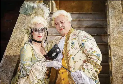  ??  ?? Herbert Lippert umgarnt als Herzog von Urbino die von Elena Puszta gesungene Annina