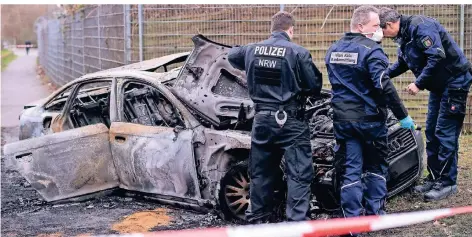  ?? FOTO: MARIUS BECKER/DPA ?? Ermittler untersuche­n im März 2019 das mutmaßlich­e Fluchtauto nach dem Überfall auf einen Geldtransp­orter am Flughafen Köln/Bonn.