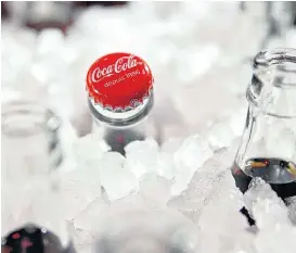  ??  ?? Wer ein Patent will, muss seine Geheimniss­e offenlegen. Brausehers­teller Coca-Cola ließ sich darauf nicht ein – und fuhr damit ganz gut.