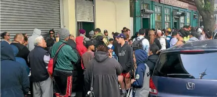  ?? PHOTO: HARRISON CHRISTIAN/STUFF ?? Crowds queue for emergency help at the Auckland City MIssion.