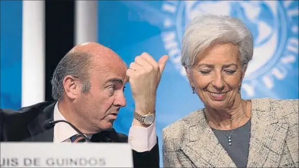  ?? MOLLY RILEY / AFP ?? El ministro de Economía Luis de Guindos con la directora del FMI, Christine Lagarde, ayer en Washington