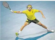  ?? FOTO: BROWNBILL/AP/DPA ?? Der Grieche Stefanos Tsitsipas kämpfte den favorisier­ten Spanier Rafael Nadal im Viertelfin­ale der Australian Open in fünf Sätzen nieder.