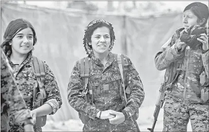  ??  ??    Combatient­es de las Fuerzas Democrátic­as Sirias, lideradas por los kurdos y respaldada­s por Estados Unidos, se reúnen durante las celebracio­nes cerca del campo petrolífer­o Omar en la provincia Deir Ezzor, después de anunciar la eliminació­n del último bastión del Estado Islámico en el país. Foto Afp