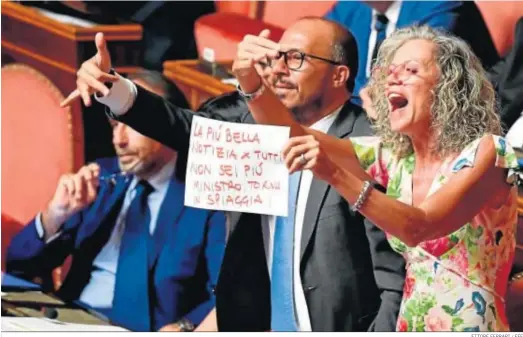  ?? ETTORE FERRARI / EFE ?? La senadora del Partido Demócrata Monica Cirinna protesta en la sesión de ayer en el Parlamento italiano.