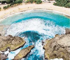  ??  ?? El lugar se caracteriz­a por su belelza escénica, particular­mente sus formacione­s rocosas y su playa azul intenso.