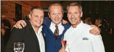  ??  ?? Feiern geht durch den Magen: Simon Lang, Hans-Peter Kahn und Christian Henze (von links) verwöhnten die Gäste gastronomi­sch.
