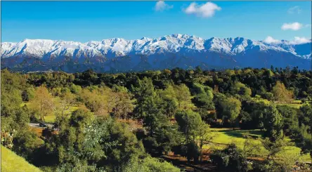  ?? JOHN ANTCZAK — THE ASSOCIATED PRESS ?? The San Gabriel Mountains rise above Pasadena with Brookside Golf Course in the foreground in 2011.