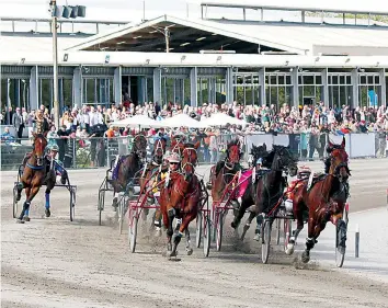  ?? ?? Racing action at Warragul in front of a big Easter Sunday crowd.