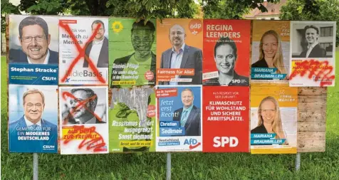  ?? Foto: Uwe Hirt ?? Mutwillig beschädigt haben Unbekannte viele Wahlplakat­e in Stadt und Land. Das Foto entstand in Ottobeuren.