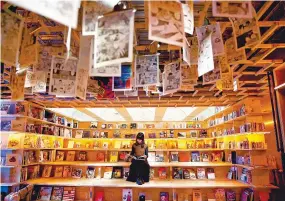  ??  ?? La librería Book and Bed del distrito especial Shinjuku, en Tokio, Japón.