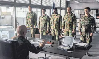  ?? FOTO: DPA ?? Kurt Duffy (Diarmaid Murtagh, von links), Jack Porter (Dimitri Leonidas), Ben Moran (Joshua Henry), Matt Barnes (Sullivan Stapleton), Stanton Baker (Charlie Bewley) werden von Admiral Levin (J.K. Simmons, vorne) aus dem Verkehr gezogen – sie...