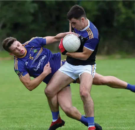  ?? Photo by Michelle Cooper Galvin ?? Glenflesk’s Brian O’Donoghue breaks away from Shane Cronin, Spa, in the County Intermedia­te Club Championsh­ip in Glenflesk on Saturday.