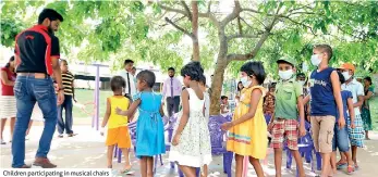  ??  ?? Children participat­ing in musical chairs