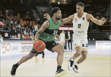  ?? FOTO: PENYA.COMA ?? Avance de Feliz con el balón ante De Paula. El base dominicano de la Penya resultó imparable para la defensa alemana