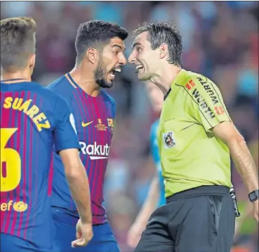  ??  ?? IRASCIBLE. Luis Suárez se encaró con De Burgos Bengoetxea en el Clásico del pasado domingo.