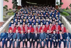  ?? — Bernama ?? One for the album: Mohamad Fuzi (seated, centre) and Deputy InspectorG­eneral of Police Tan Sri Noor Rashid Ibrahim (Mohamad Fuzi’s left) in a group shot with Unikop students after the convocatio­n ceremony at the Police Training College in Kuala Lumpur.