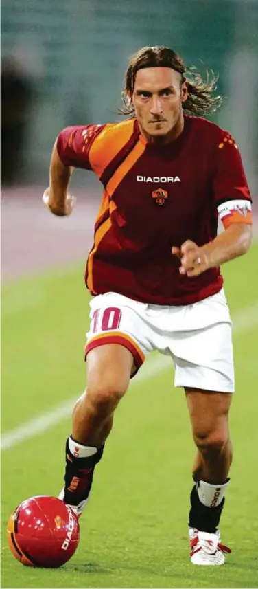  ??  ?? TOTTI amat disayangi penyokong Roma.