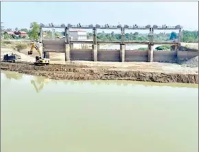  ?? MWRM ?? Officials from the water resources ministry inspected irrigation and drainage constructi­on in Kampong Speu province on January 28.