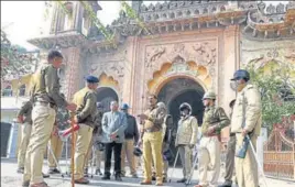  ?? DHEERAJ DHAWAN /HT PHOTO ?? ■
Police personnel at Qaiserbagh in Lucknow, Uttar Pradesh, on Sunday.